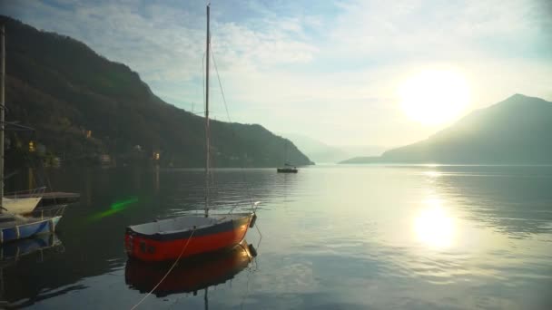 Zeiljacht Afgemeerd Voor Kust Aan Het Comomeer Italië Voor Zonsondergang — Stockvideo