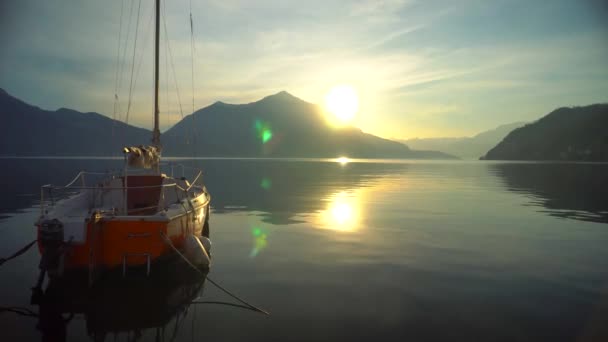 Navegando Iate Ancorado Largo Costa Lago Como Itália Antes Pôr — Vídeo de Stock