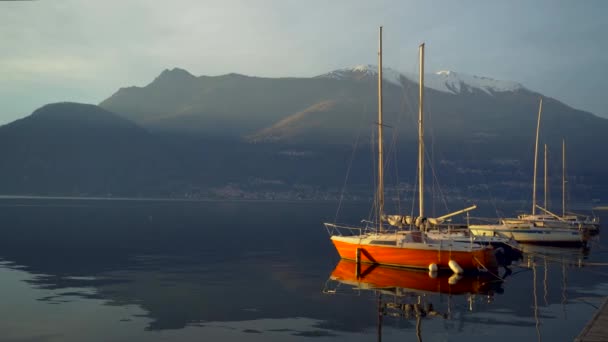 Segling Yacht Förtöjd Utanför Kusten Vid Comosjön Italien Innan Solnedgången — Stockvideo