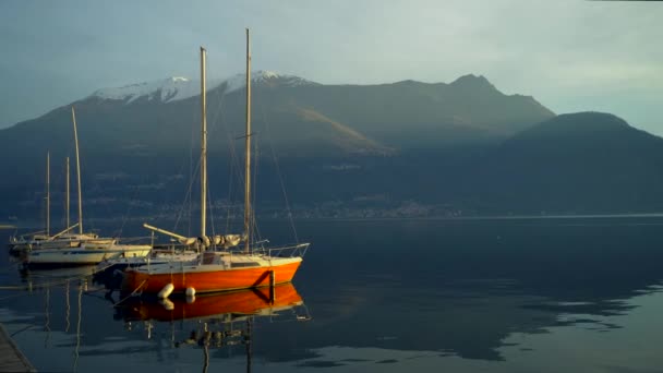 Zeiljacht Afgemeerd Voor Kust Aan Het Comomeer Italië Voor Zonsondergang — Stockvideo