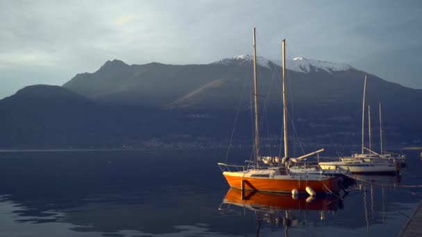 Zeiljacht Afgemeerd Voor Kust Aan Het Comomeer Italië Voor Zonsondergang — Stockvideo