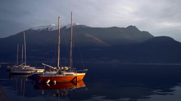 Segling Yacht Förtöjd Utanför Kusten Vid Comosjön Italien Innan Solnedgången — Stockvideo