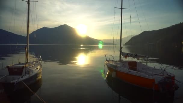 Розкішна Яхта Пришвартувалася Біля Узбережжя Озері Комо Італії Заходу Сонця — стокове відео