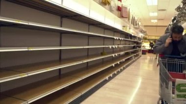 Milan İtalya 29 Şubat 2020: Marketlerde boş raflar. İtalya 'daki Çin Covid19 virüs koronası paniği. İnsanlar bütün eti ve makarnayı satın aldı. Milano 'da karantina. Salgın hastalık. Panik