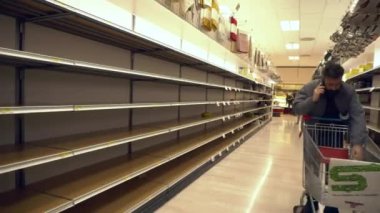 Milan İtalya 29 Şubat 2020: Marketlerde boş raflar. İtalya 'daki Çin Covid19 virüs koronası paniği. İnsanlar bütün eti ve makarnayı satın aldı. Milano 'da karantina. Salgın hastalık. Panik