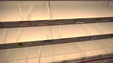 Milan İtalya 29 Şubat 2020: Marketlerde boş raflar. İtalya 'daki Çin Covid19 virüs koronası paniği. İnsanlar bütün eti ve makarnayı satın aldı. Milano 'da karantina. Salgın hastalık. Panik