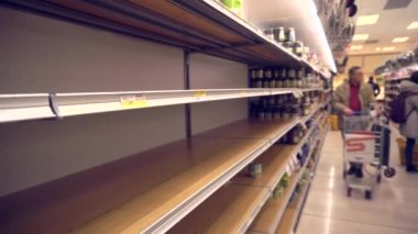 Milan İtalya 29 Şubat 2020: Marketlerde boş raflar. İtalya 'daki Çin Covid19 virüs koronası paniği. İnsanlar bütün eti ve makarnayı satın aldı. Milano 'da karantina. Salgın hastalık. Panik