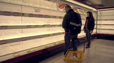 Milan İtalya 29 Şubat 2020: Marketlerde boş raflar. İtalya 'daki Çin Covid19 virüs koronası paniği. İnsanlar bütün eti ve makarnayı satın aldı. Milano 'da karantina. Salgın hastalık. Panik