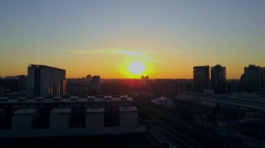 Milan şehrinin şafak vakti gökyüzü manzarası geriye doğru uçuyor. Fall.Aerial görüntülerindeki Milan şehir manzarasındaki tiyatro performansı. Milan gökdelenlerini gösteren kısa bir uçuş. 