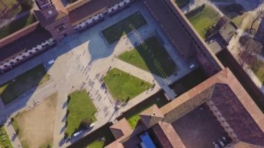 Milan şehir manzarasının hava panoramik manzarası, Sforza 'nın tarihi ortaçağ kalesi ve Sempione Park Arco della temposu, İtalya' nın yukarıdan manzara manzarası, Avrupa. Sinematik görünüm