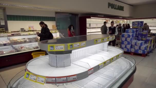 Milano Febbraio 2020 Scaffali Vuoti Nei Negozi Alimentari Panico Dalla — Video Stock