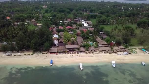 Gili Air インドネシア語 シューティング ドローン インドネシアの島 島のフレームでは ビーチエリア 輸送船が海岸沖に係留されました パノラマビュー — ストック動画