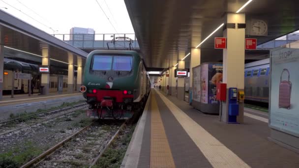 Milan Italy 2020 Sign Inscription Train Scoreboard Railway Station City — ストック動画