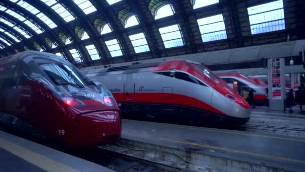 Milaan Italië 2020 Station Het Centrum Italiaanse Hogesnelheidstreinen Trenitalia Frecciarossa — Stockvideo