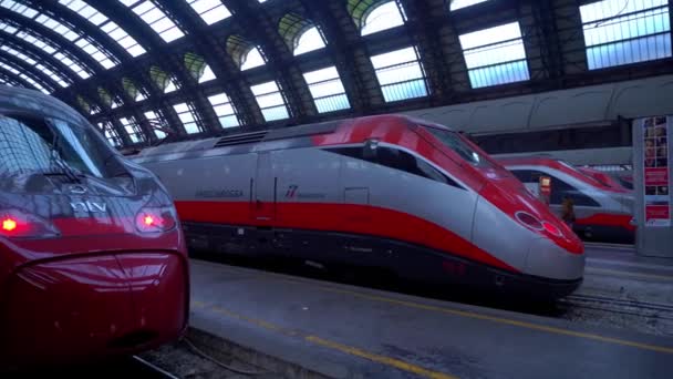 Milaan Italië 2020 Station Het Centrum Italiaanse Hogesnelheidstreinen Trenitalia Frecciarossa — Stockvideo
