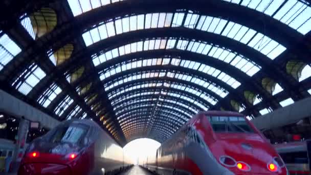 Milánó Olaszország 2020 Vasútállomás Belvárosban Olasz Nagysebességű Vonatok Trenitalia Frecciarossa — Stock videók