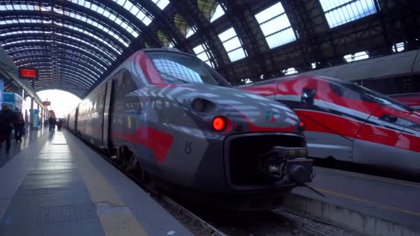 Milánó Olaszország 2020 Vasútállomás Belvárosban Olasz Nagysebességű Vonatok Trenitalia Frecciarossa — Stock videók
