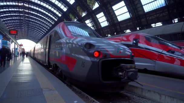 Milan Itálie 2020 Nádraží Centru Města Italské Vysokorychlostní Vlaky Trenitalia — Stock video