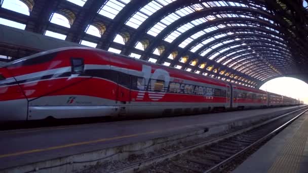 Milano Italien 2020 Järnvägsstation Centrum Italienska Höghastighetståg Trenitalia Frecciarossa Italo — Stockvideo