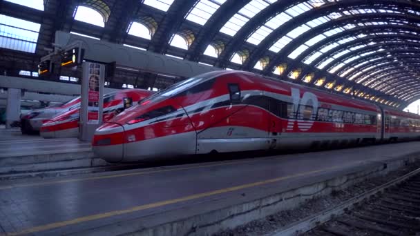 ミラノ イタリア 2020 市内中心部の鉄道駅 イタリアの高速列車Trenitalia Frecciarossa Italo 荷物のある乗客は駅を通過する 屋根付きの駅 機関車だ — ストック動画