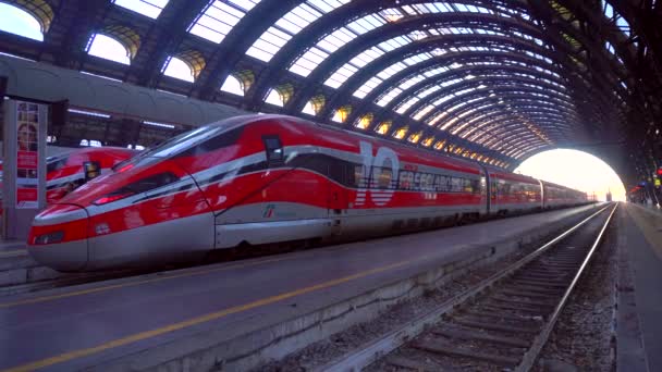 ミラノ イタリア 2020 市内中心部の鉄道駅 イタリアの高速列車Trenitalia Frecciarossa Italo 荷物のある乗客は駅を通過する 屋根付きの駅 機関車だ — ストック動画