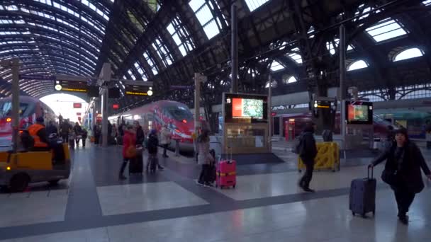 Mailand Italien 2020 Bahnhof Stadtzentrum Italienische Hochgeschwindigkeitszüge Trenitalia Frecciarossa Italo — Stockvideo