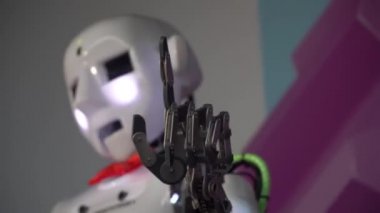 Robot duygularını gösteriyor. Yapay Zeka. Modern robotik. Robot insanlara bakıp gülümsüyor. Robotun gözleri. Sayborg. Robot kameraya bir insana bakıyor. Akıllı bilgisayar. Geleceğe. Çocuklar için harika bir oyuncak..