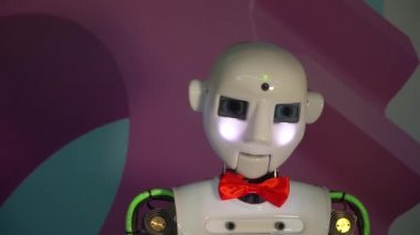 Robot duygularını gösteriyor. Yapay Zeka. Modern robotik. Robot insanlara bakıp gülümsüyor. Robotun gözleri. Sayborg. Robot kameraya bir insana bakıyor. Akıllı bilgisayar. Geleceğe. Çocuklar için harika bir oyuncak..