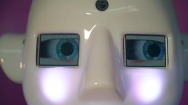Robot duygularını gösteriyor. Yapay Zeka. Modern robotik. Robot insanlara bakıp gülümsüyor. Robotun gözleri. Sayborg. Robot kameraya bir insana bakıyor. Akıllı bilgisayar. Geleceğe. Çocuklar için harika bir oyuncak..