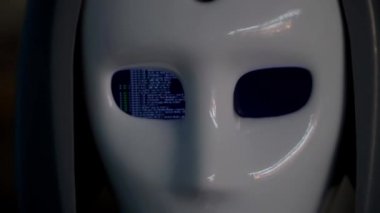 Robot duygularını gösteriyor. Yapay Zeka. Modern robotik. Robot insanlara bakıp gülümsüyor. Robotun gözleri. Sayborg. Robot kameraya bir insana bakıyor. Akıllı bilgisayar. Geleceğe. Çocuklar için harika bir oyuncak..