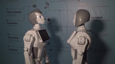 Robot duygularını gösteriyor. Yapay Zeka. Modern robotik. Robot insanlara bakıp gülümsüyor. Robotun gözleri. Sayborg. Robot kameraya bir insana bakıyor. Akıllı bilgisayar. Geleceğe. Çocuklar için harika bir oyuncak..