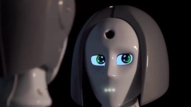 Robot duygularını gösteriyor. Yapay Zeka. Modern robotik. Robot insanlara bakıp gülümsüyor. Robotun gözleri. Sayborg. Robot kameraya bir insana bakıyor. Akıllı bilgisayar. Gelecek.. 
