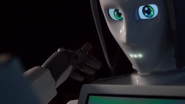 Robot duygularını gösteriyor. Yapay Zeka. Modern robotik. Robot insanlara bakıp gülümsüyor. Robotun gözleri. Sayborg. Robot kameraya bir insana bakıyor. Akıllı bilgisayar. Geleceğe. Çocuklar için harika bir oyuncak..
