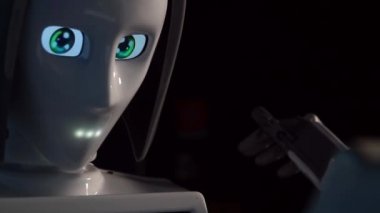 Robot duygularını gösteriyor. Yapay Zeka. Modern robotik. Robot insanlara bakıp gülümsüyor. Robotun gözleri. Sayborg. Robot kameraya bir insana bakıyor. Akıllı bilgisayar. Geleceğe. Çocuklar için harika bir oyuncak..