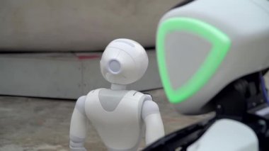 Milan, İtalya - 6 Mart 2020: bir robot şehir sokaklarında yürüyor. İnsanlar robotun fotoğraflarını çekiyor. Yapay Zeka. Modern robot teknolojisi. Çocuklar için harika bir oyuncak. Duygularını gösteriyor. Robot bizon boyunca karşıdan karşıya geçer. Gelecek. 