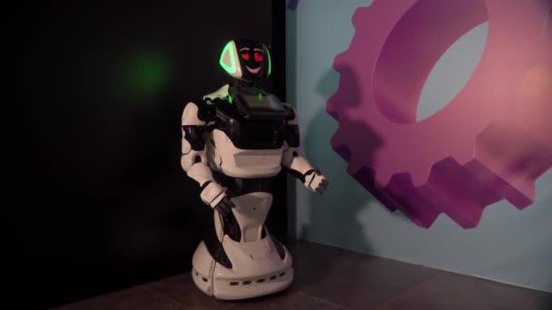 Ρομπότ Δείχνει Συναισθήματα Τεχνητή Νοημοσύνη Σύγχρονη Ρομποτική Ρομπότ Κοιτάζει Και — Αρχείο Βίντεο