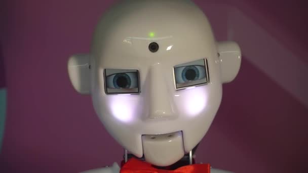 Robô Mostra Emoções Inteligência Artificial Robótica Moderna Robot Olha Sorri — Vídeo de Stock