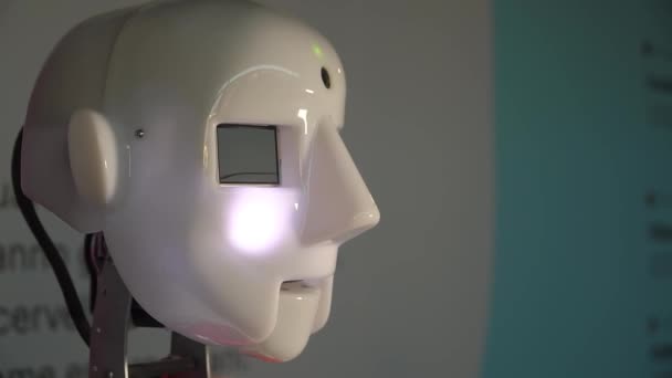 Робот Показывает Эмоции Искусственный Интеллект Современная Робототехника Робот Смотрит Улыбается — стоковое видео