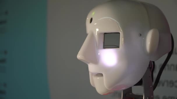 Robot Toont Emoties Kunstmatige Intelligentie Moderne Robotica Robot Kijkt Glimlacht — Stockvideo