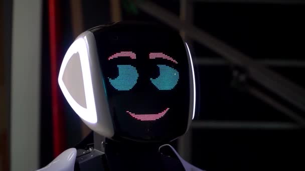 Robô Mostra Emoções Inteligência Artificial Robótica Moderna Robot Olha Sorri — Vídeo de Stock