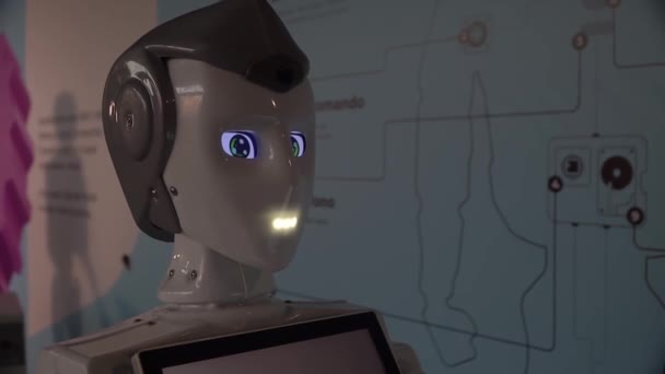 Robot Muestra Emociones Inteligencia Artificial Robótica Moderna Robot Mira Sonríe — Vídeo de stock