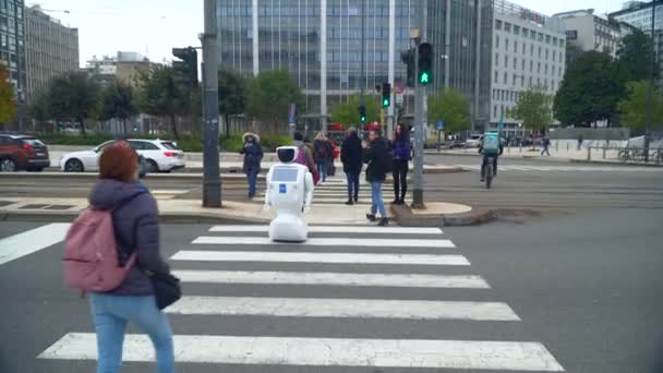 ミラノ イタリア 2020年3月6日 ロボットが街を歩く 人々はロボットの写真を撮る 人工知能 現代のロボット技術 子供のための素晴らしいおもちゃ 感情を表す ロボットはバイソンに沿って道路を横断する — ストック動画