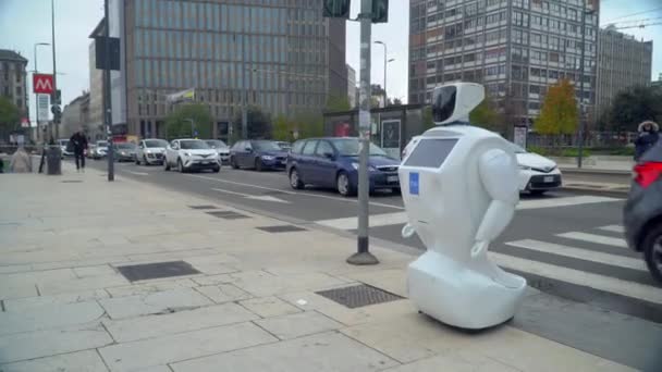 밀라노 이탈리아 2020 도시의 거리를 걷는다 사람들은 로봇의 사진을 찍습니다 — 비디오