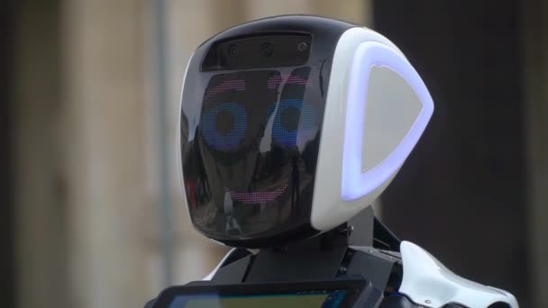 Milano Italien Mars 2020 Robot Går Genom Stadens Gator Folk — Stockvideo