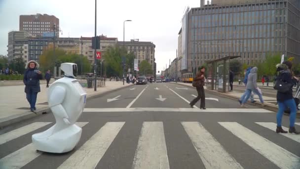 Милан Италия Марта 2020 Года Робот Идет Улицам Города Люди — стоковое видео