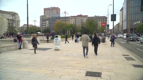 Milán Italia Marzo 2020 Robot Camina Por Las Calles Ciudad — Vídeo de stock
