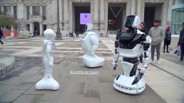 Mediolan Włochy Marca 2020 Robot Spaceruje Ulicami Miasta Ludzie Robią — Wideo stockowe