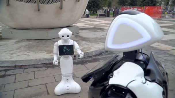 Milan Itálie Března 2020 Robot Kráčí Ulicemi Města Lidé Toho — Stock video