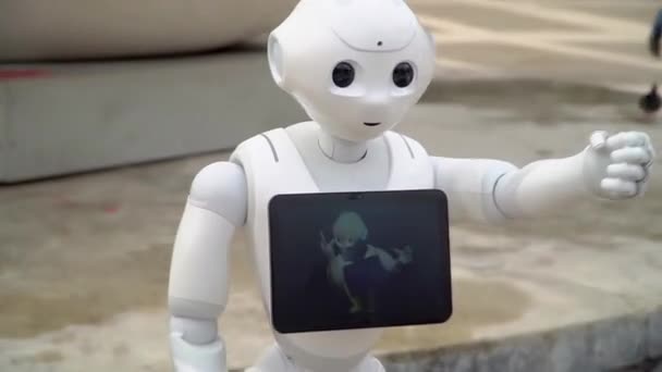 Milán Italia Marzo 2020 Robot Camina Por Las Calles Ciudad — Vídeos de Stock