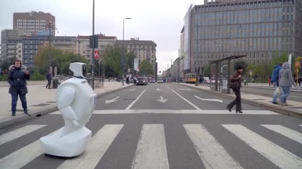 Мілан Італія Березня 2020 Робот Проходить Вулицями Міста Люди Фотографують — стокове відео
